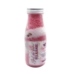 Sales de baño con pétalos de rosa para relajación y bienestar.